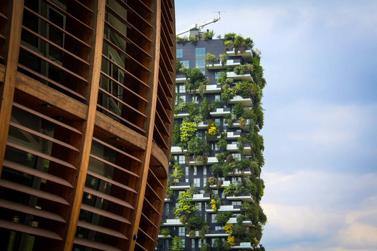 Edifício com fachada coberta de vegetação, sob céu azul