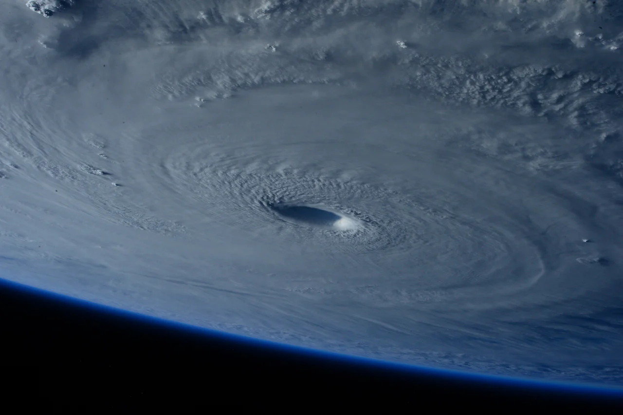 Furacão visto do espaço, com o olho da tempestade no centro